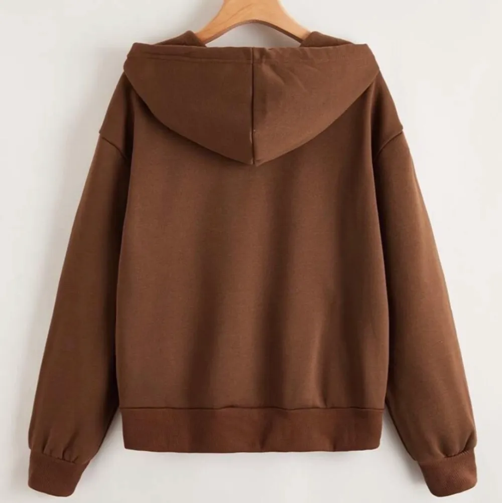 Säljer denna fina bruna zip hoodie från shein i storlek M, men sitter mer som S. Sparsamt använd och därför i mycket bra skick.. Hoodies.