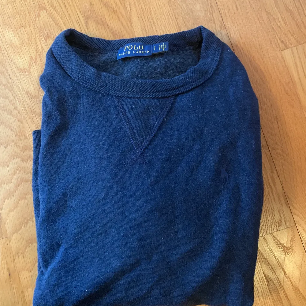 Fin marinblå sweatshirt från Ralph Lauren. Säljer pga den är för lite för mig. Storlek S och i fint skick. Köparen står för frakten!💕. Tröjor & Koftor.