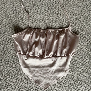 Topp från Shein i str. M - Festtopp som är köpt på Shein! Jättefin och sitter hur bra som helst! Säljer för att den är lite liten på mig runt bysten.