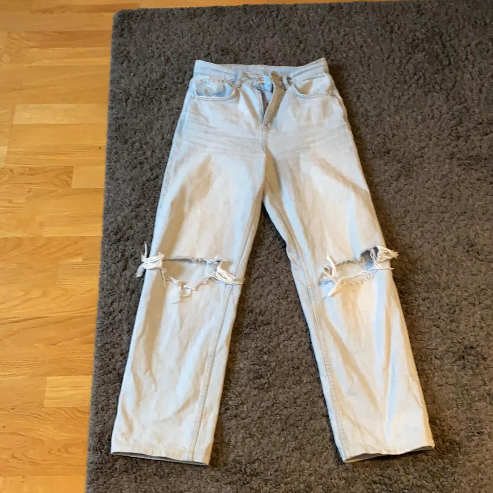 Säljer dessa jeans från Gina stolek 32 kostar köpt för 600kr . Jeans & Byxor.