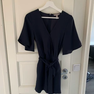 Byxdress - Marinblå byxdress som är använd en gång. Har satt en säkerhetsnål för att inte ha den så urringad. Köpare står för eventuell frakt. 💗💗🤩