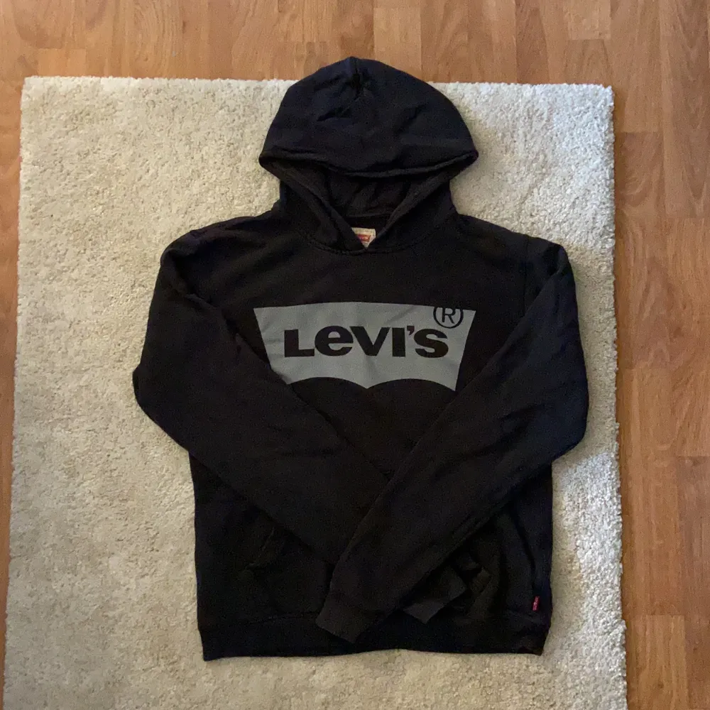 Grå Levi’s hoodie i storlek S, använd ett fåtal gånger och är i fint skick! skriv vid frågor dsv⚡️💗. Tröjor & Koftor.