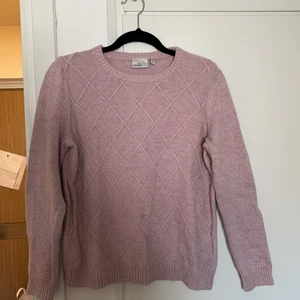 Rosa stickad tröja  - Rosa stickad tröja från Isolde. Bra skick! 