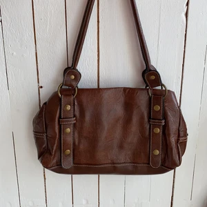 Brun väska - Säljer denna coola axelväska! Vid flera intresserade blir det budgivning!