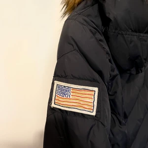 Vinter jacka från Svea - Vinter jacka från Svea. Svart dunjacka. Pälsen på luvan är avtagbar. Storlek: xs. Bra skick och har används en halv vinter säsong.