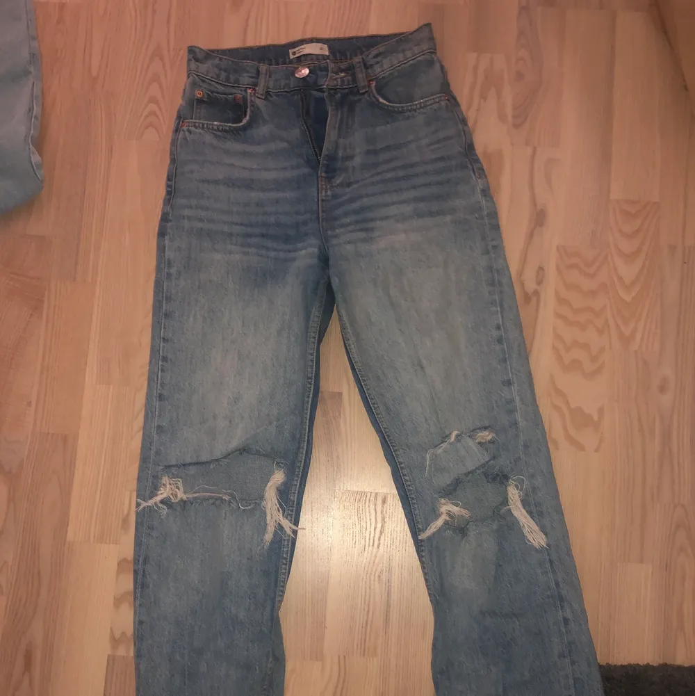 Ett par blåa ginatricot jeans med hål på båda knäna. Andvända några gånger och i str 32. Köparen står för frakten.💙. Jeans & Byxor.