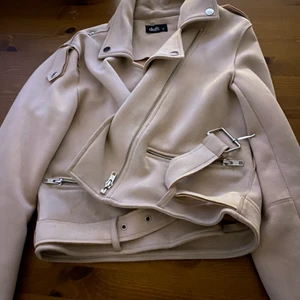 Snygg jacka  - Hej, jag säljer en jätte fin mocka skin jacka som sitter i bra skcik. Den är andvänd få gånger då den inte kommit till andvändning. Jag hoppas verkligen att någon annan kan njuta av den❤️ och att den kommer till andvändning. Priset går att dirkutera❤️(priset ingår inte i frakten) ❤️