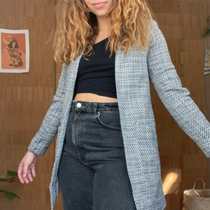 Fashionable business-casual jacket - Selling because it doesn’t fit me anymore, sad because I really love it. This is great for looking professional and feeling comfortable. Awesome pockets. Worn, but good condition. 