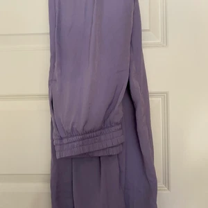 Lila byxor  - Lila byxor från Gina endast använda en gång! Kan mötas upp i Vallenruna men annar fraktar jag! ❤️ undrar ni något kan ni skriva här på plick eller DM! Instagram finns i min profil!❤️