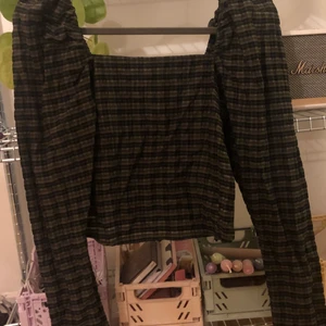 Rutig topp - Jättefin rutig topp från H&m, grön och svart rutig, superfin passform 