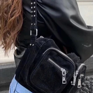 Noella väska - En svart noella väska med silvriga detaljer !✨✨den är i bra skick också! 