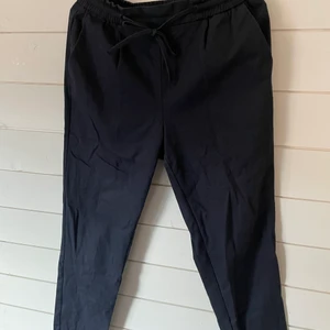 Byxor Zara - Snygga byxor från Zara med knytning i fram, marinblå! Skönt material kostymbyxor nästa