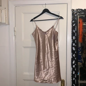 Nattklänning - Söt å gullig nattklänning/ nattlinne. Stlr S. Själv har jag använt den som vardags klänning. Möts i gbg eller frakt 💖🌟