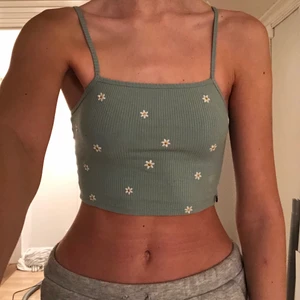 Grönt linne från pull&bear - Fint linne som var populärt i somras, frakt tillkommer!