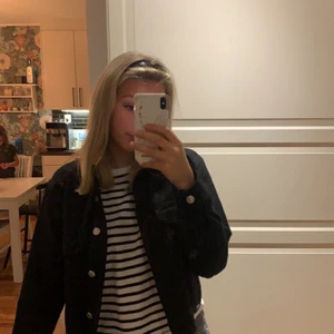 Svart jeansjacka  - Säljer min svarta jeansjacka från Ginatricot som jag köpte för bara nån månad sen. Nypris 250 tror jag. Buda privat 🌟💕