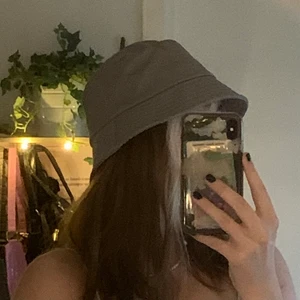 buckethat - säljer en grå buckethat som tyvärr inte används! snygg att ha till det mesta! frakten är inräknad i priset💕💕