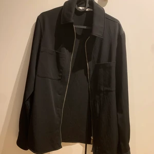 Svart overshirt  - Snygg overshirt från zara som knappt är använd. Passar både M och S