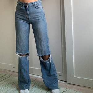 jeans från stradivarius! använda antal gånger men fortfarande i väldigt gott skick💙 nästa lite för långa på mig som är ca 173 men det är lätta att klippa om man skulle vara kortare! 