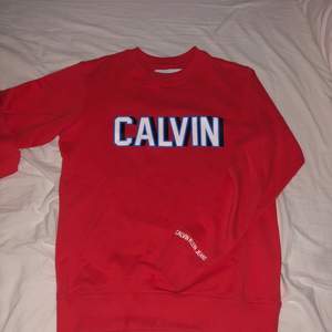 En Calvin Klein tröja storlek xs men är stor i säg själv, dvs storlek S. Fåtal använd då jag inte tycker den passar min kroppform. Vid intresse TVEKA INTE!