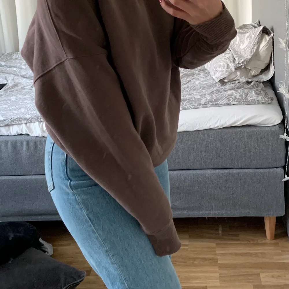 Sparsamt använd sweatshirt ifrån NICKI STUDIOS. Perfekta bruna färgen till hösten!! Skön kvalitet, oversize i modellen. Jag är stel xs och den ör nigit stor på mig💕 jag köpte den för ca 1000kr men säljer för 700 eller bud. Hoodies.