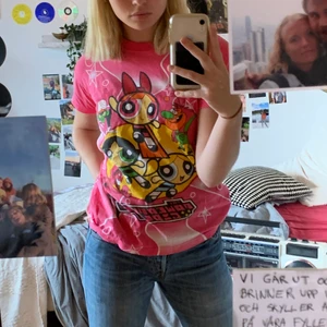 Powerpuff girls t-shirt - Säljer den här supersöta powerpuff girls t-shirten!💕 strl XL men är väldigt liten i storleken💕