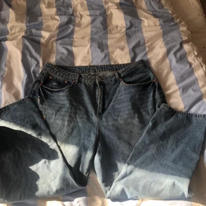 Mom jeans - Typ helt nya mom jeans från shein, använt dom 2gånger. Otroligt fin passform men jag råkade beställa fel storlek. Är storlek 2xl så skulle säga att de passar 44-46 enligt sheins size chart. Köparen står för frakten och jag ansvarar inte för postens slarv 🥂