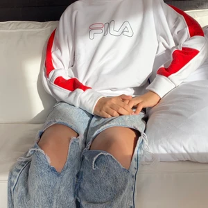 Fila sweatshirt  - En fika sweatshirt i färgerna vit,röd och svart.nästan oanvänd.