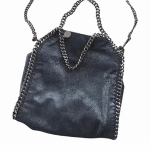 Stella McCartney väska  - MINI Stella McCartney väska! Oanvänd och perfekt skick!! Den är svart med en liten mörk blå nyans, jätte fin och passar till mycket! Kostade 1200 men säljer för 200! ( Billig för jag vill få säljt den!)