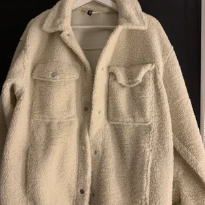 TeddyJacka - Superfin vit/krämvit Teddy jacka i skjortjacka-formatet. Från Hm i storlek M men passar även S/XS som jag också brukar ha. Skriv vid frågor 🤍