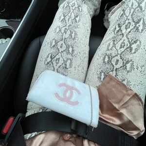 Chanel väska - En äkta Chanel väska som är köpt på vestiate collection! Den har några fläckar men inte såna man tänker på! Annars i ett väldigt fint skick!