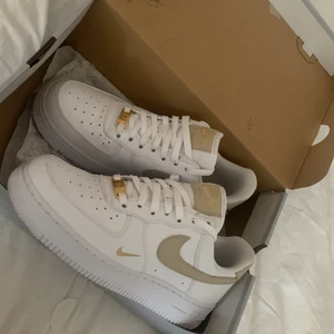 INTRESSEKOLL Nike air forces 1 beige - INTRESSEKOLL på mina nya Nike air forces 1 med beige ikom och guld detalje. Dom är i storlek 38 och har använt dom en gång. 