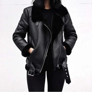 Jacka - Så sjukt snygg jacka perfekt till hösten/vinter💕, passar Xs-S