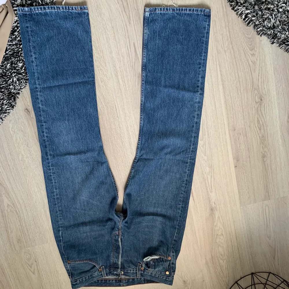 Klassiska Levi’s Jeans, lite användning syns vid rumpan. Jeans & Byxor.