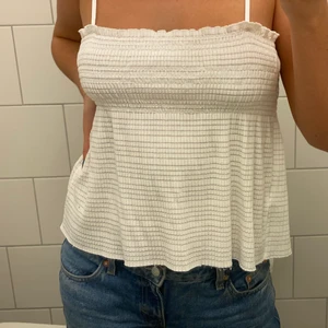 Mango linne - Populärt och gulligt linne från mango. Storlek L men är tvättad så den krympt till ungefär S/M🤍