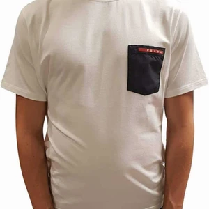 Prada T shirt - Storlek S. I använt skick. Nypris 3500 SEK