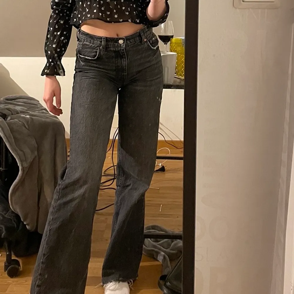 Säljer dom perfekta jeansen från zara. Lågmidjade. Frakt ingår inte💓💓 jag är 168cm lång.. Jeans & Byxor.