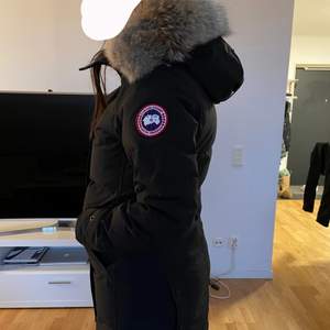 Säljer min fina canada goose jacka som är i storlek s! Knappt använd och kvitto finns! 