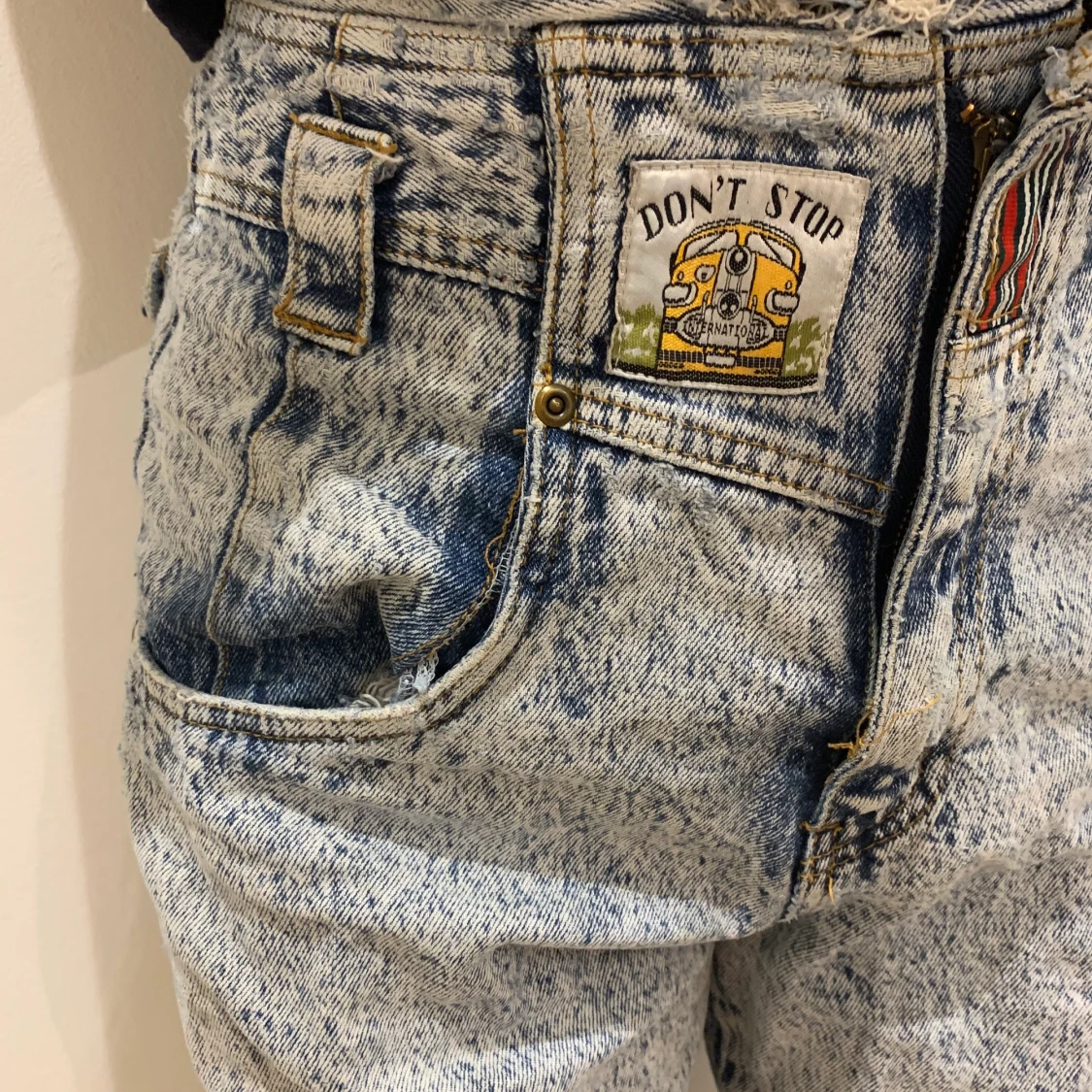 Ljusa jeans med tryck - 90