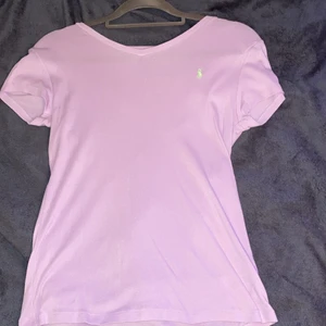 Ralph Lauren T-Shirt - Säljer denna jättefina och mjuka nästan helt oanvända Ralph Lauren t-shirten då det inte riktigt är min stil längre. Den är köpt på kidsbrandstore och är i storlek ålder 16 passar mig motsvarar ca xs-s som sagt väldigt stretchig och mjuk mot huden (frakt tillkommer efter packetering och vägning)