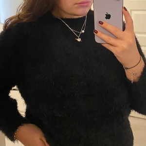 Svart lurvig tröja - Mysig svart lurvig tröja. Knappt använd. Kan frakta eller mötas