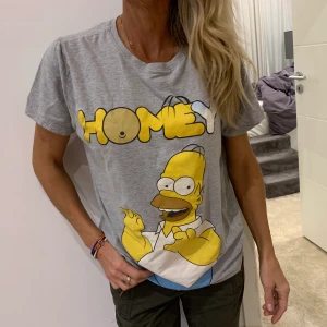 Grå T-Shirt med tryck - Grå Homer Simpson T-shirt. Supermysig!!