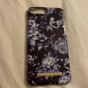 IDEAL OF SWEDEN,skal - IDEAL OF SWEDEN SKAL, blommigt. Skalet är för en iPhone 7 Plus. Säljer pågrund av att jag har bytat telefon. Skalet är nästan oanvänt, bara använt få gånger. Kostar på deras hemsida 299kr.                                                Pris: 50kr