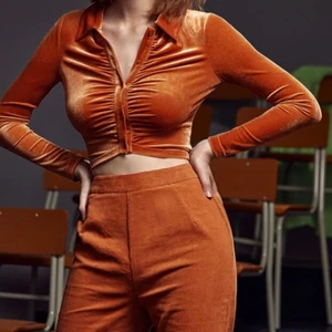 Partytopp - Super fin topp som hade varit planerat att passa mig bra, men tyckte inte om hur den satt på mig även om den är super fin 🥲 materialet är toppen & även helt oanvänd ☺️