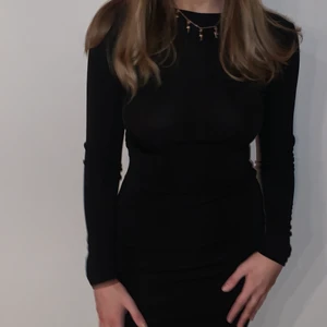 Svart klänning - Säljer denna svarta figurnära klänningen med en öppning i ryggen och ”scrunch” vid rumpan för en framhävande effekt. Klänningen är i storlek small och med fyrvägs-stretch så den lägger sig fint efter kroppen och går att bestämma lite själv hur lång man vill ha den. För mig så går den till ungefär mitten på låren (beroende på hur mycket jag nyttjar 4vägs-stretchen). Har endast använt den en gång så är i mycket fint skick 🖤 Säljer den för 150kr eller bud + eventuell frakt 📦 