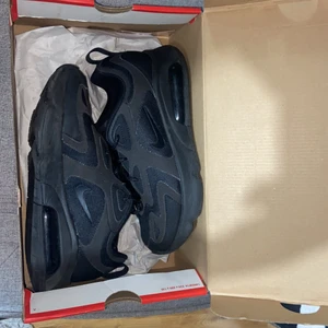 Nike Air Max 200 - Fina Nike Air Max 200 Triple Black i Storlek 38 (US7) kommer inte till användning. 💕