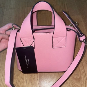 Väska - En helt ny väska från Zara, aldrig använt den så prislappen är fortfarande kvar på den