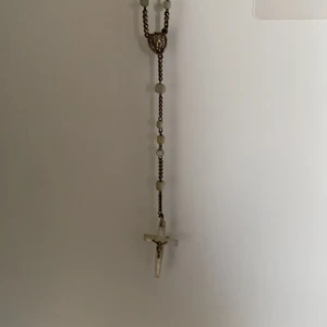 Halsband - INTRESSEKOLL!! på detta urcoola halsband men ett kors på! Älskar detta halsband men jag säljer det för att jag har för många! Inga problem vad jag vet, men massa saker kan hända när den postas! Står inte för postens slarv.