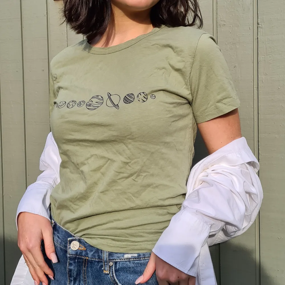 Söt, mjölkgrön t-shirt med planetmotiv från SHEIN i storlek S. Knappt använd och i prisvärd kvalitet, men säljer då jag har på tok för många 🙈 Skön att ha på sig och kan matchas med många olika outfits. Läs profil för leveransdetaljer 💕😊 . T-shirts.