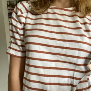 Randig t-shirt - Jättesöt randig t-shirt med puffärmar. Tröjan är i ett tjockare material och på puffärmarna sitter det söta små blommor (som man ser på sista bilden)💞 pris kan diskuteras!