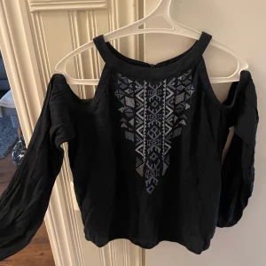 Tröja från Hollister - Säljer min fina tröja från Hollister som blivit för liten för mig i ärmarna etc. 